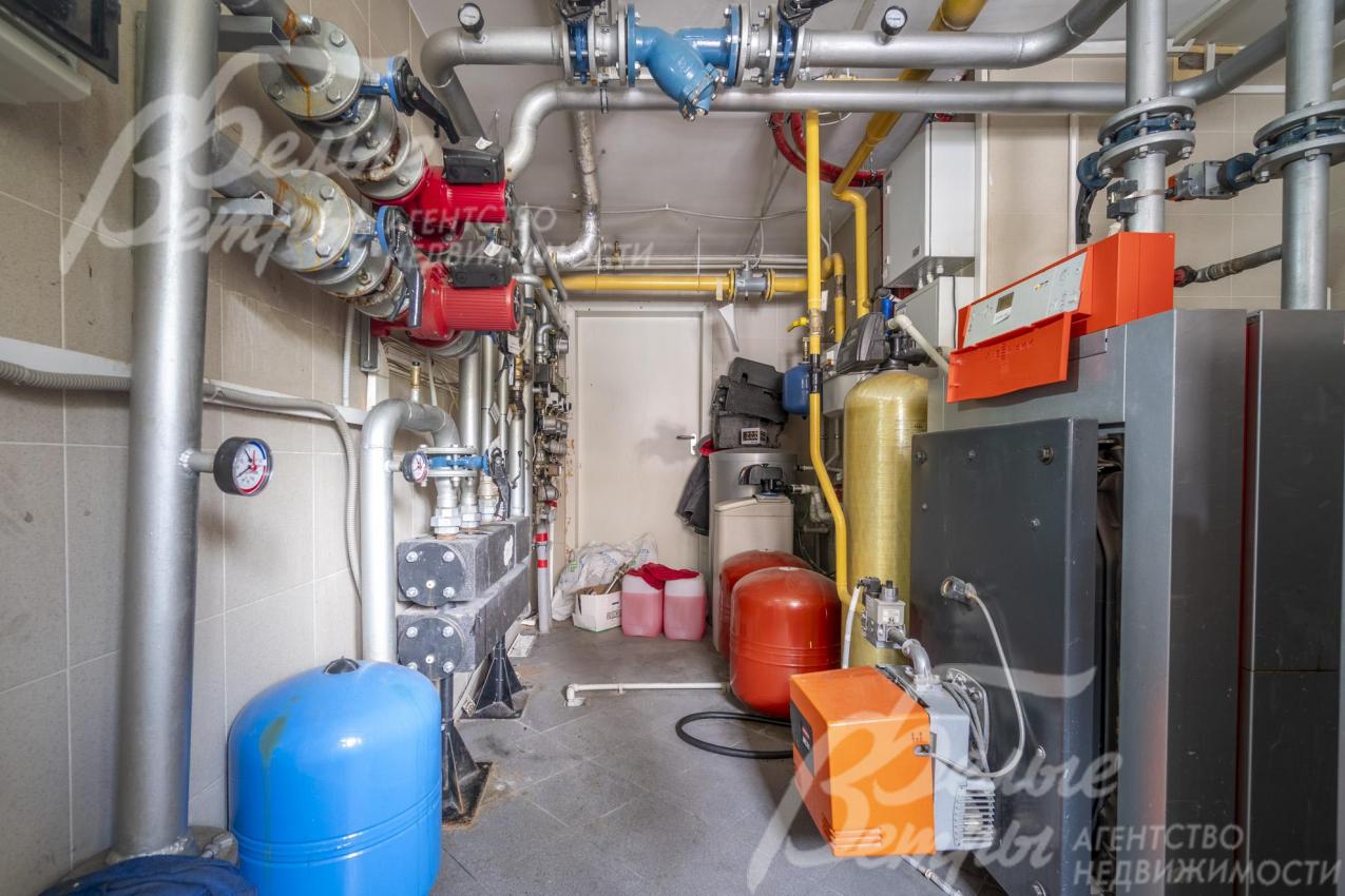 Также в котельной - бойлер Wiessmann на 265 л