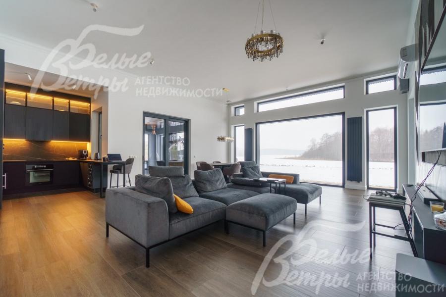 Все главные помещения в доме обращены и имеют выход к воде. Видовое огромное окно в Гостиной.