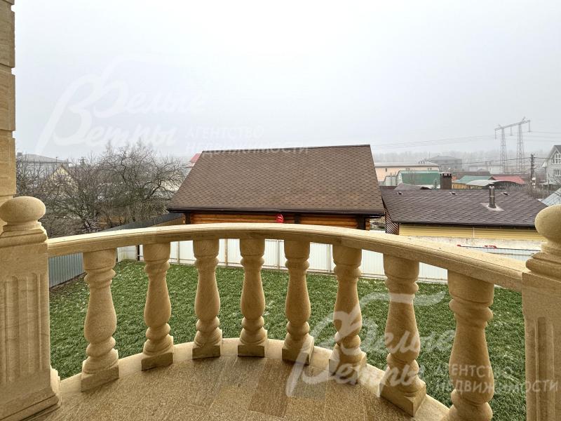 Балясины центрального балкона выполнены вручную из дагестанского камня