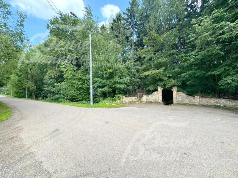 Из поселка выход в лес, в посёлке - широкие асфальтированные дороги до участков