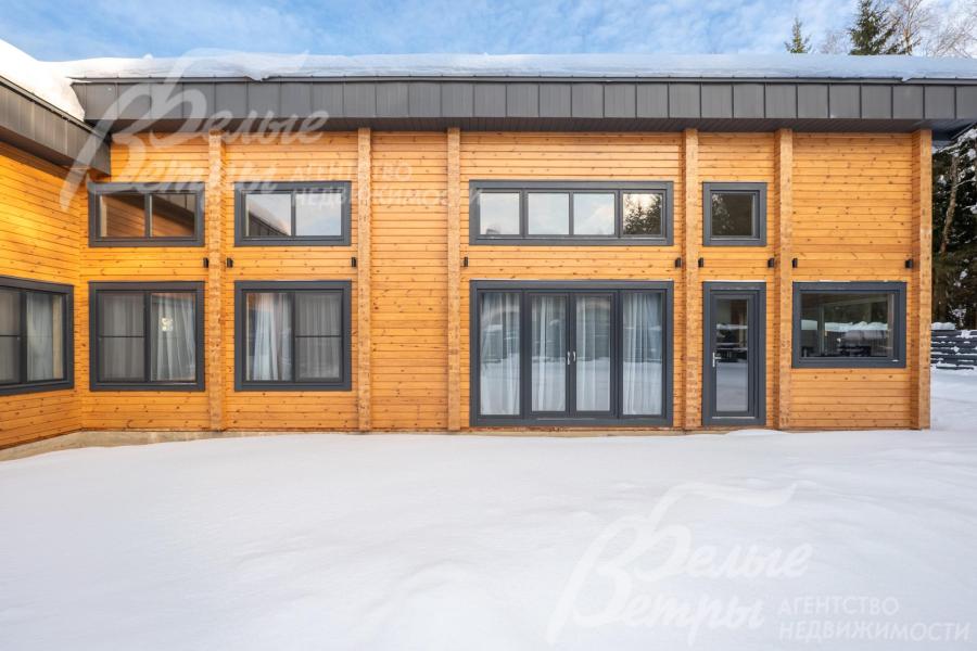 Внешние стены покрашены в цвет орех, окна - в контрастном цвете графит, гармонируют с кровлей