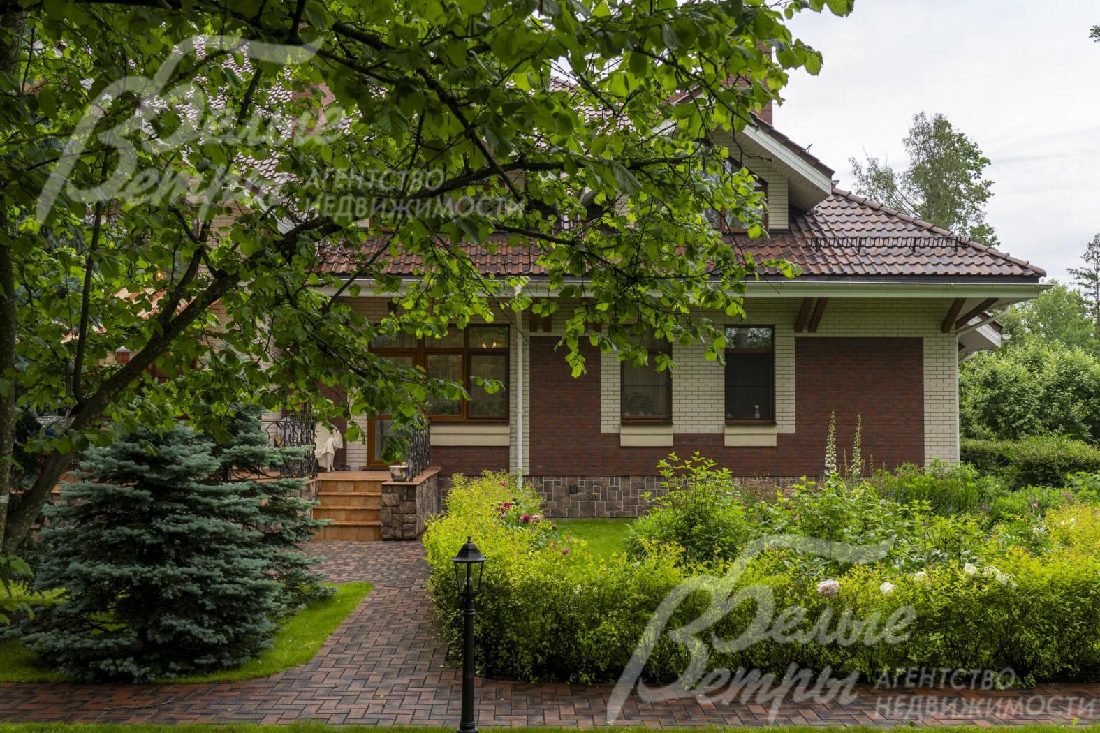 На территории участка - более 100 взрослых деревьев: дубы, сосны, ели, каштаны