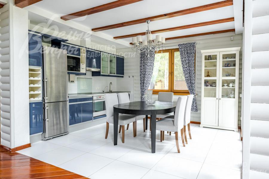 В кухне-столовой установлен стильный кухонный гарнитур со встроенной бытовой техникой