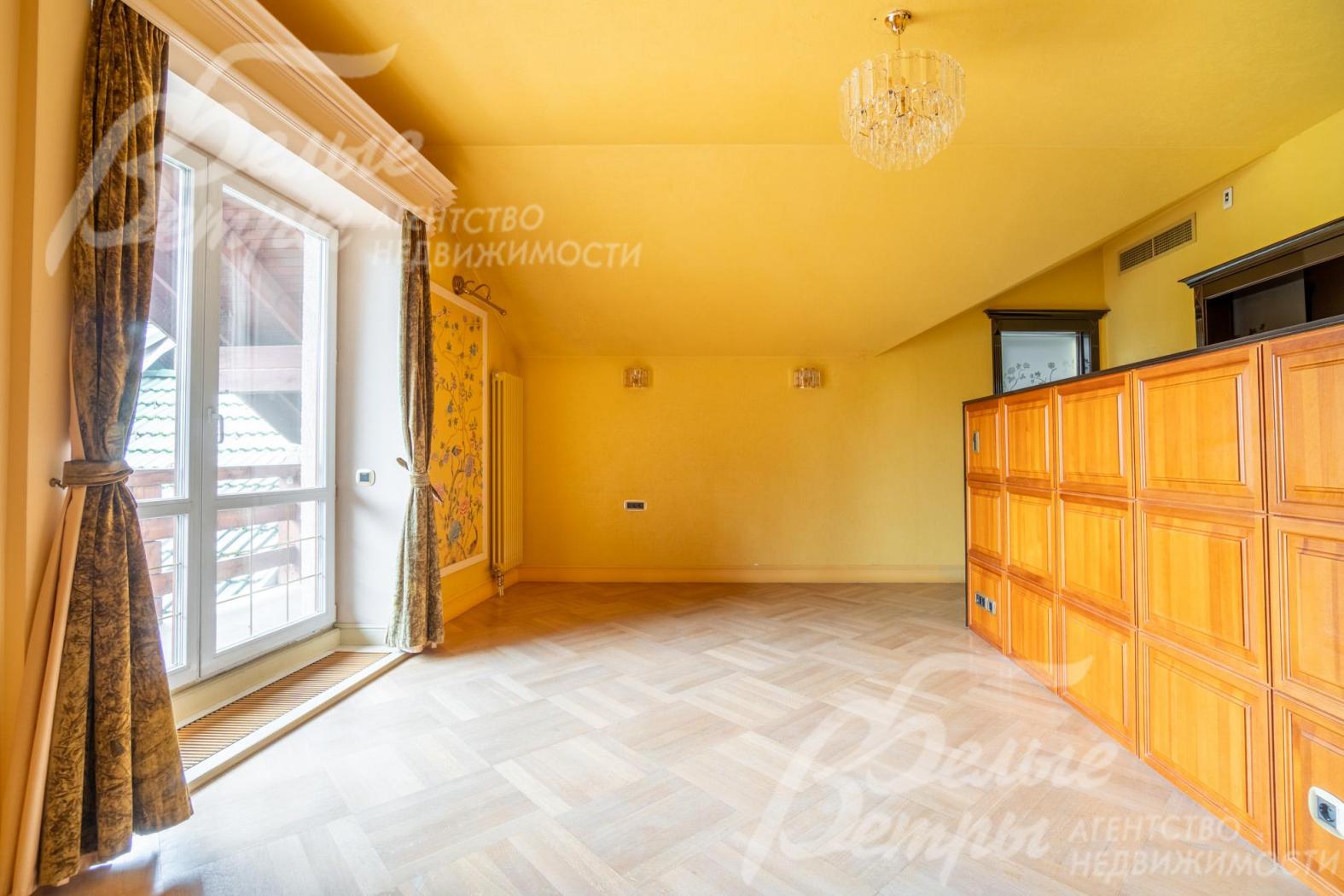 Мастер спальня на втором этаже со своим санузлом и гардеробной