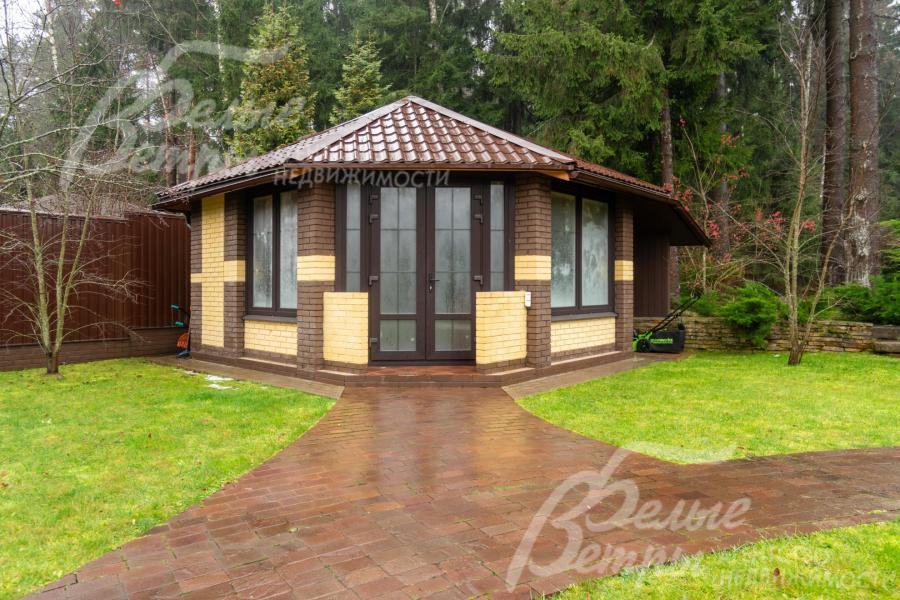 На участке построена обогреваемая беседка с отделкой керамическим кирпичом в стиле дома