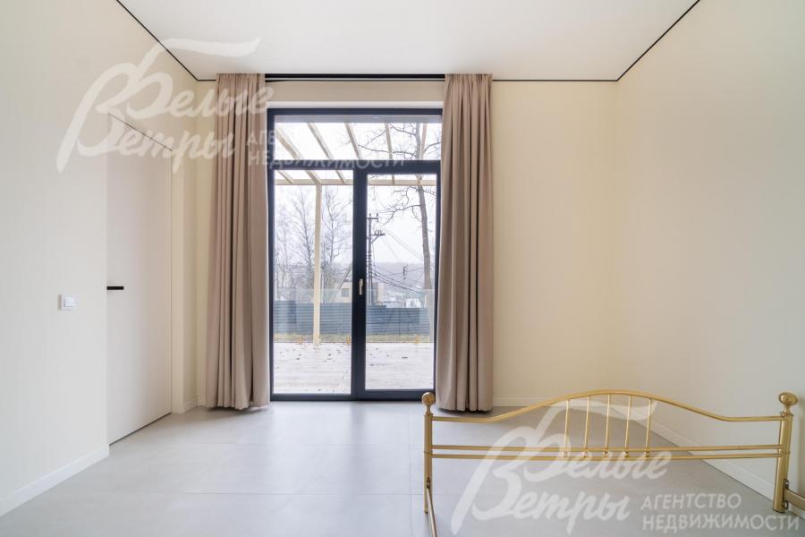 В планировке дома - пять спален, две из них находятся на первом этаже 