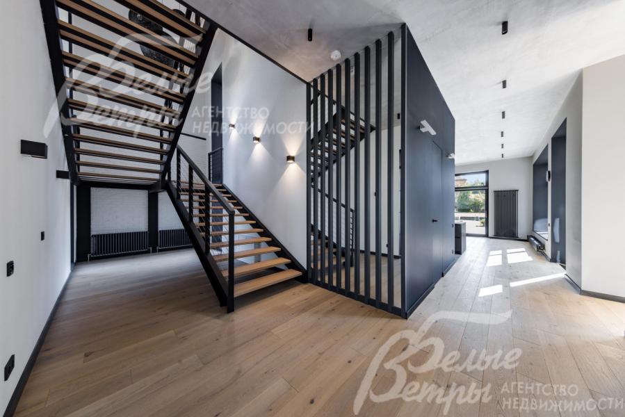 Дизайнерская лестница на прочном металлическом каркасе.