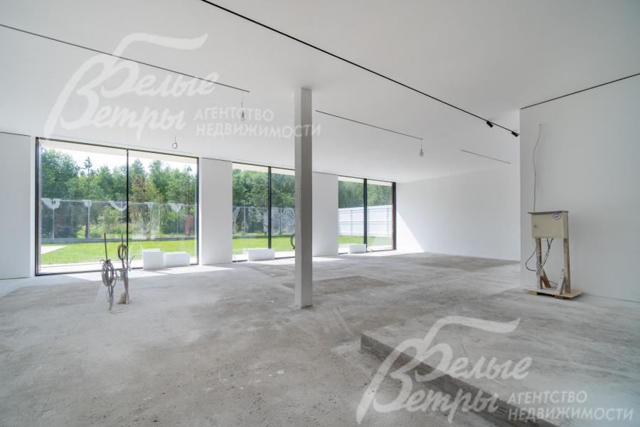 В доме - просторные помещения с большой площадью, планировка выполнена с ориентацией по сторонам света