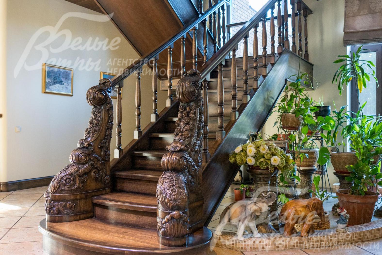 На второй этаж ведёт эффектная монолитная лестница, отделанная массивом дерева