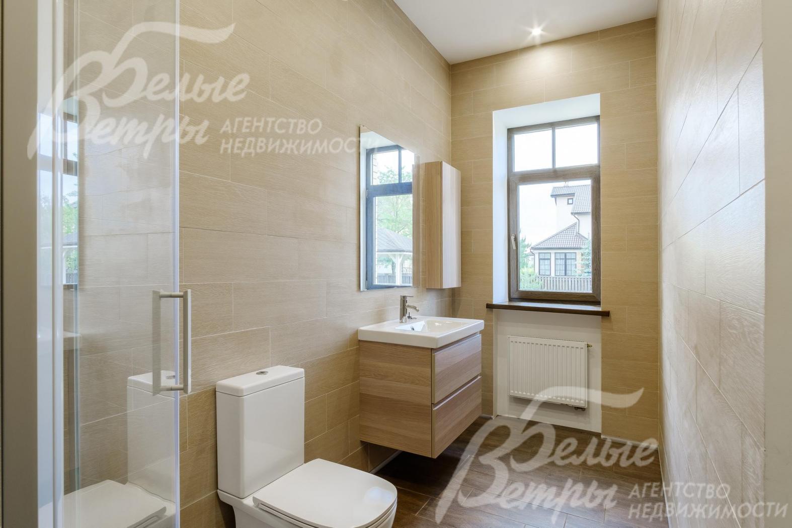 В санузлах на стенах плитка