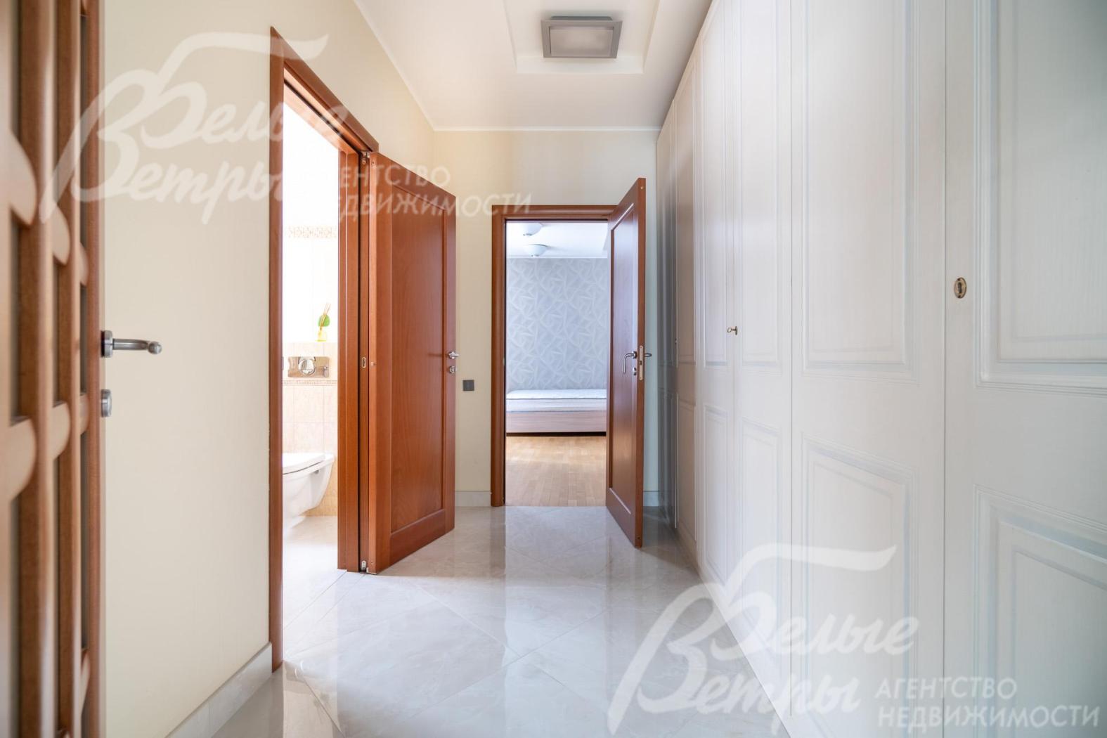 В доме - несколько автономных зон. В левом крыле дома на первом этаже - уютная спальня с санузлом и холлом-гардеробной