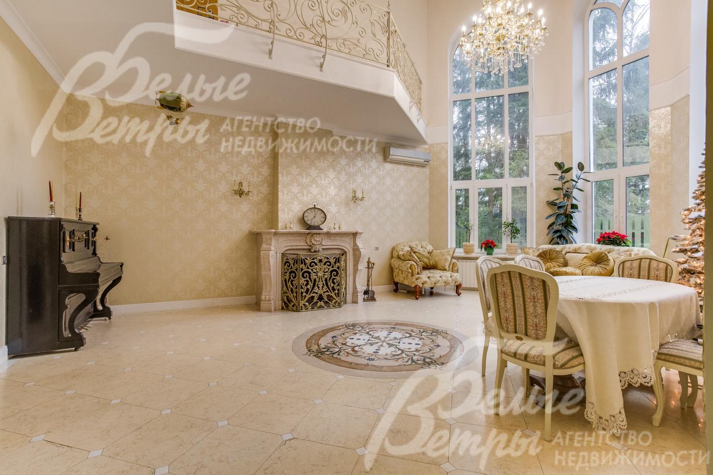 Двухсветная гостиная 42 кв.м с большим камином. Полы - мрамор, по центру - панно из многих сортов мрамора.