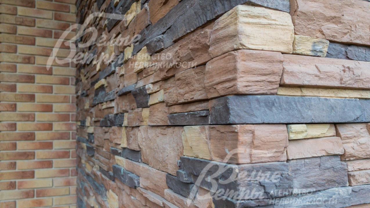 Облицовка фасада -"дикий" камень, плитка "под кирпич", декоративная штукатурка «короед».