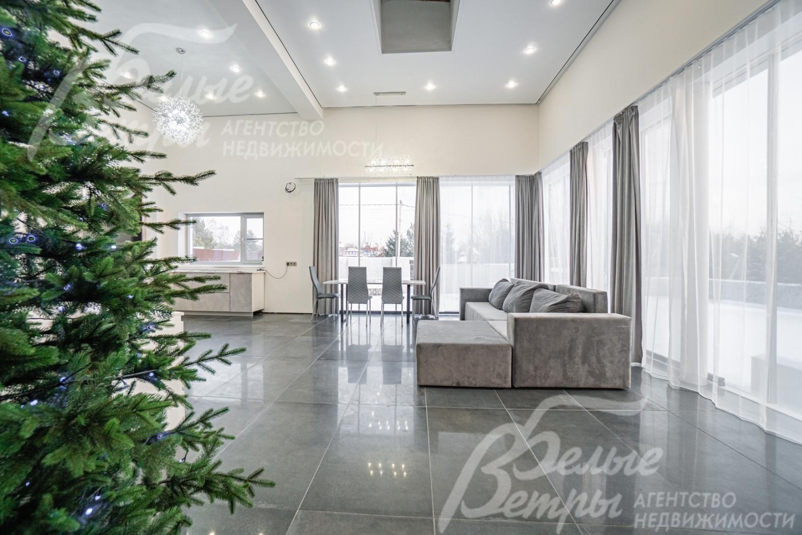 Дом частично меблирован.