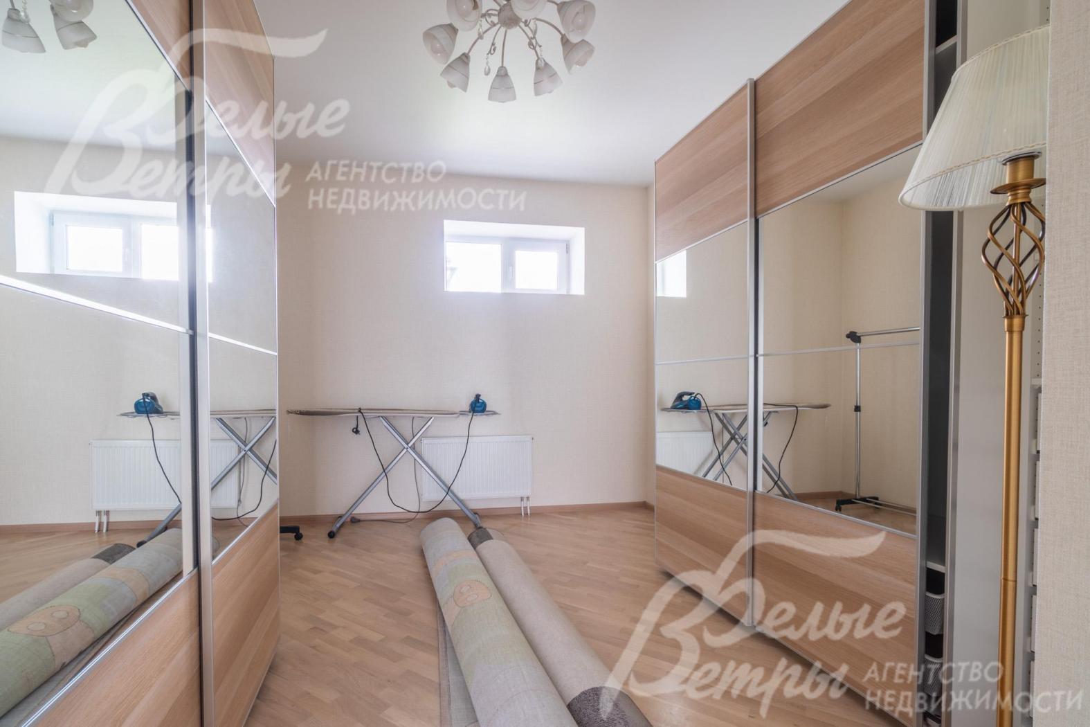 Гардеробная мастер-спальни с большими шкафами-купе