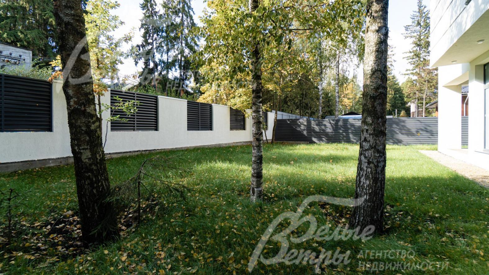 Ухоженный участок со взрослыми деревьями