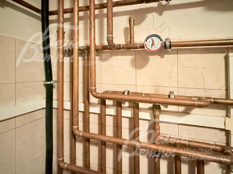 У котла - медная обвязка. Также в котельной на цокольном этаже - бойлер VIESSMANN и многоступенчатая система очистки воды