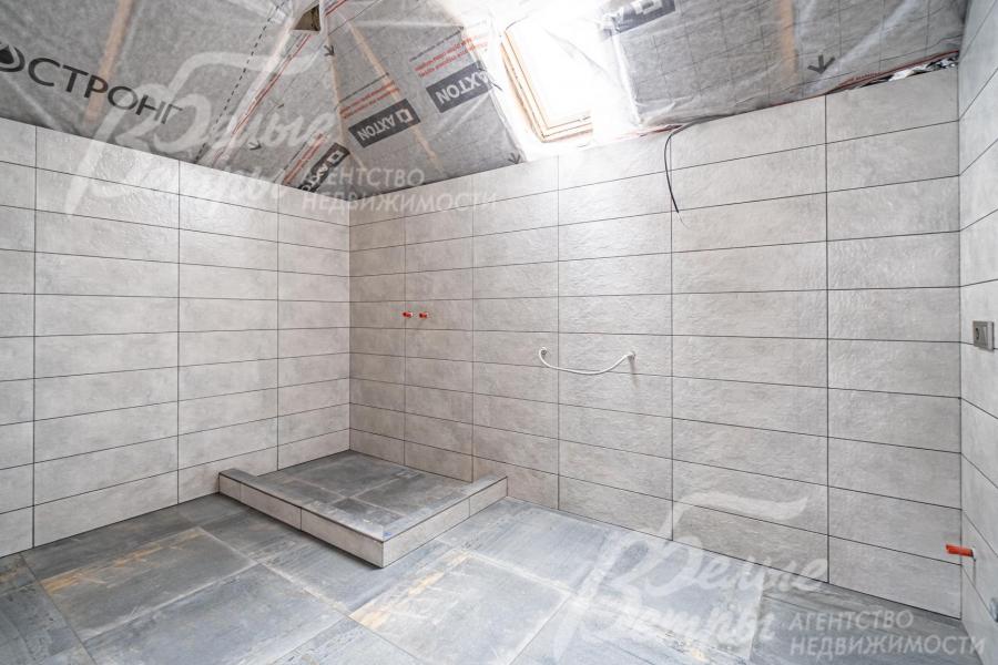 На стенах в санузлах плитка