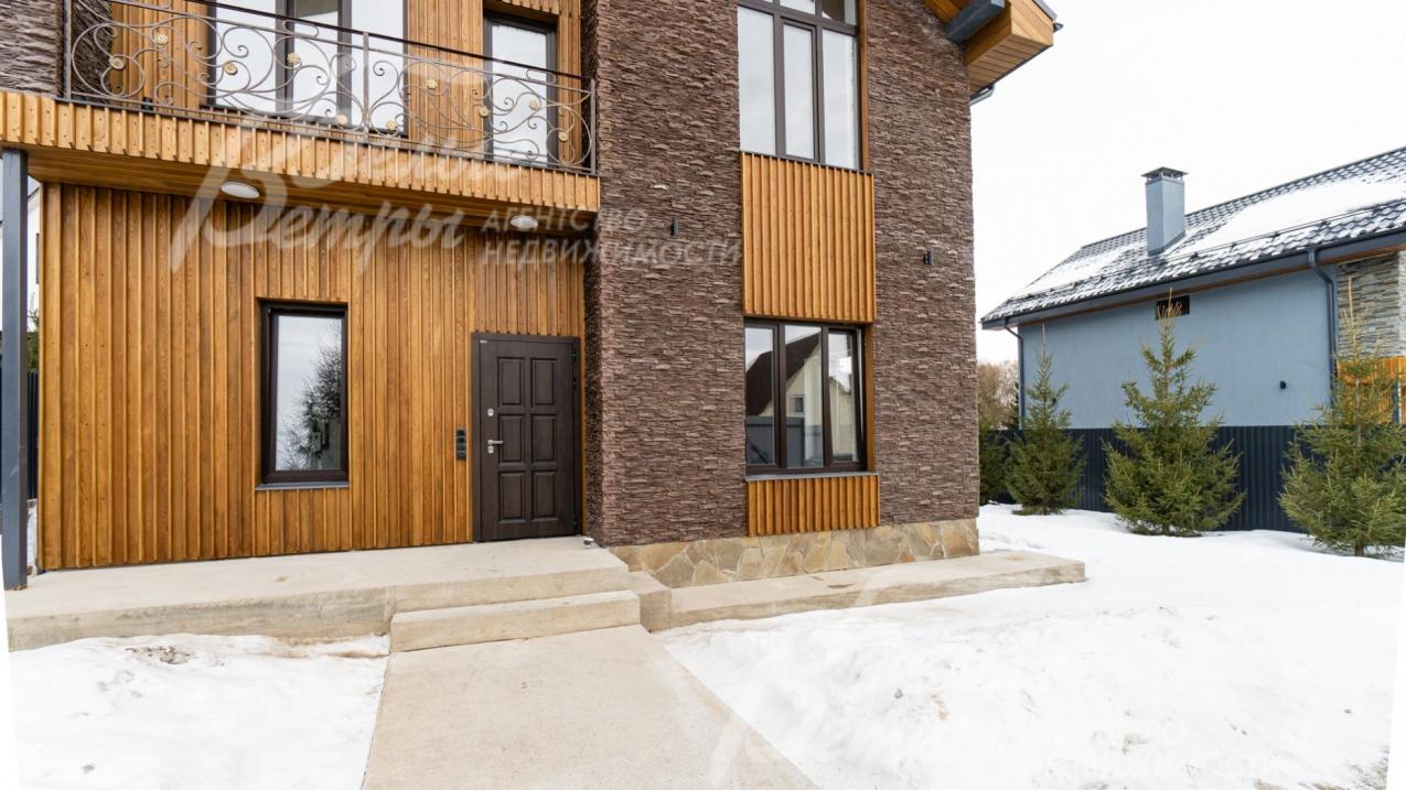 Комбинированная отделка фасада из искусственного камня и лиственницы