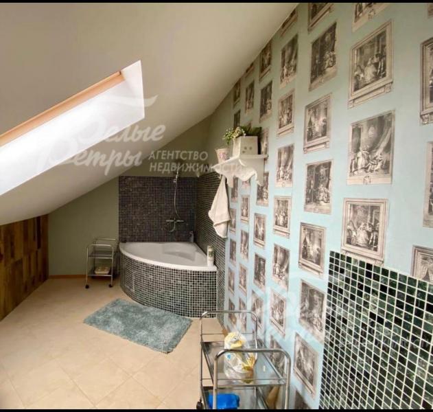 Санузел с угловой ванной в мансарде