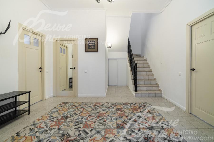 Стены покрашены, установлены светлые эмалированные двери, потолки - подвесные из гипсокартона