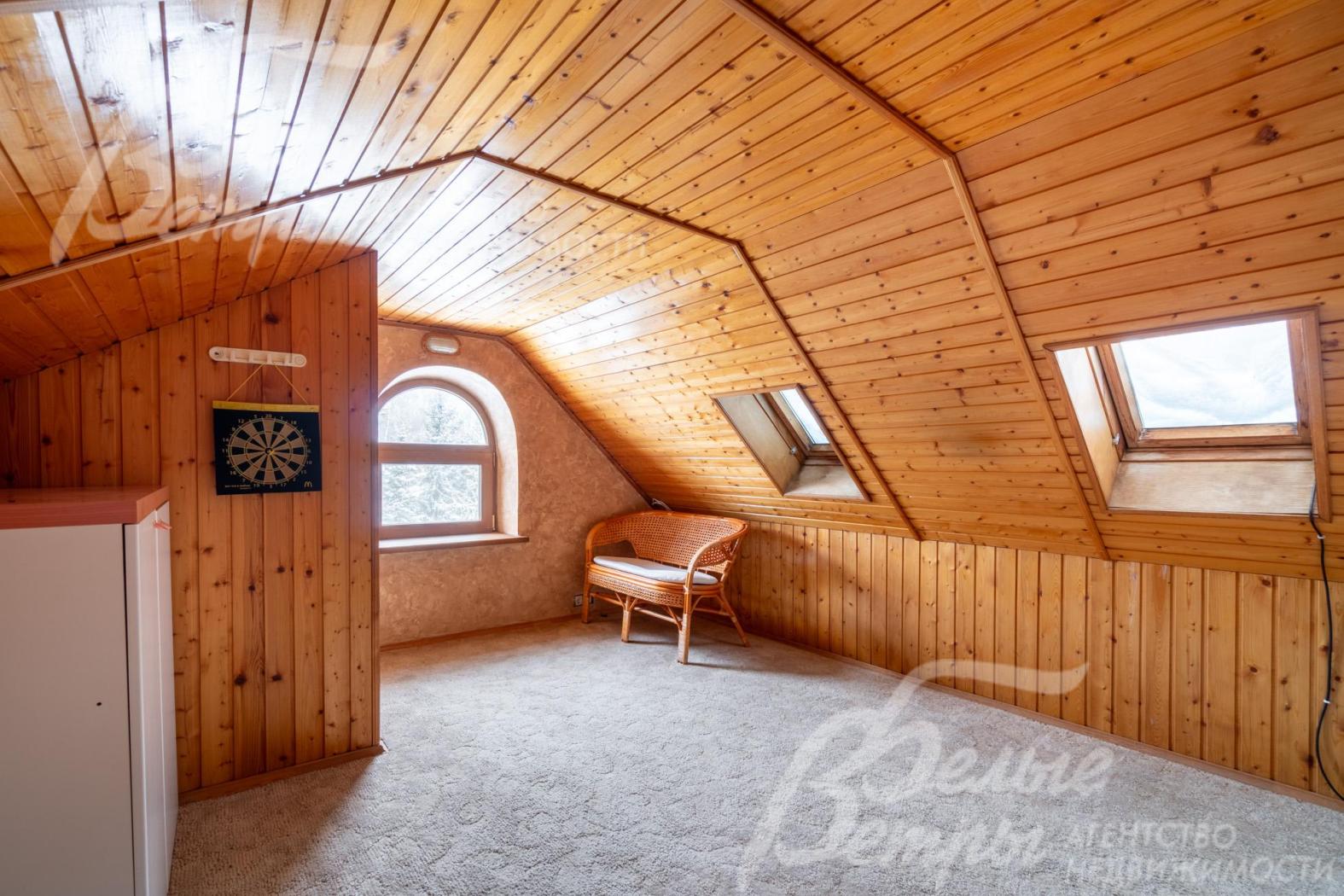 На мансардном этаже расположена уютная игровая комната, также есть просторная гардеробная