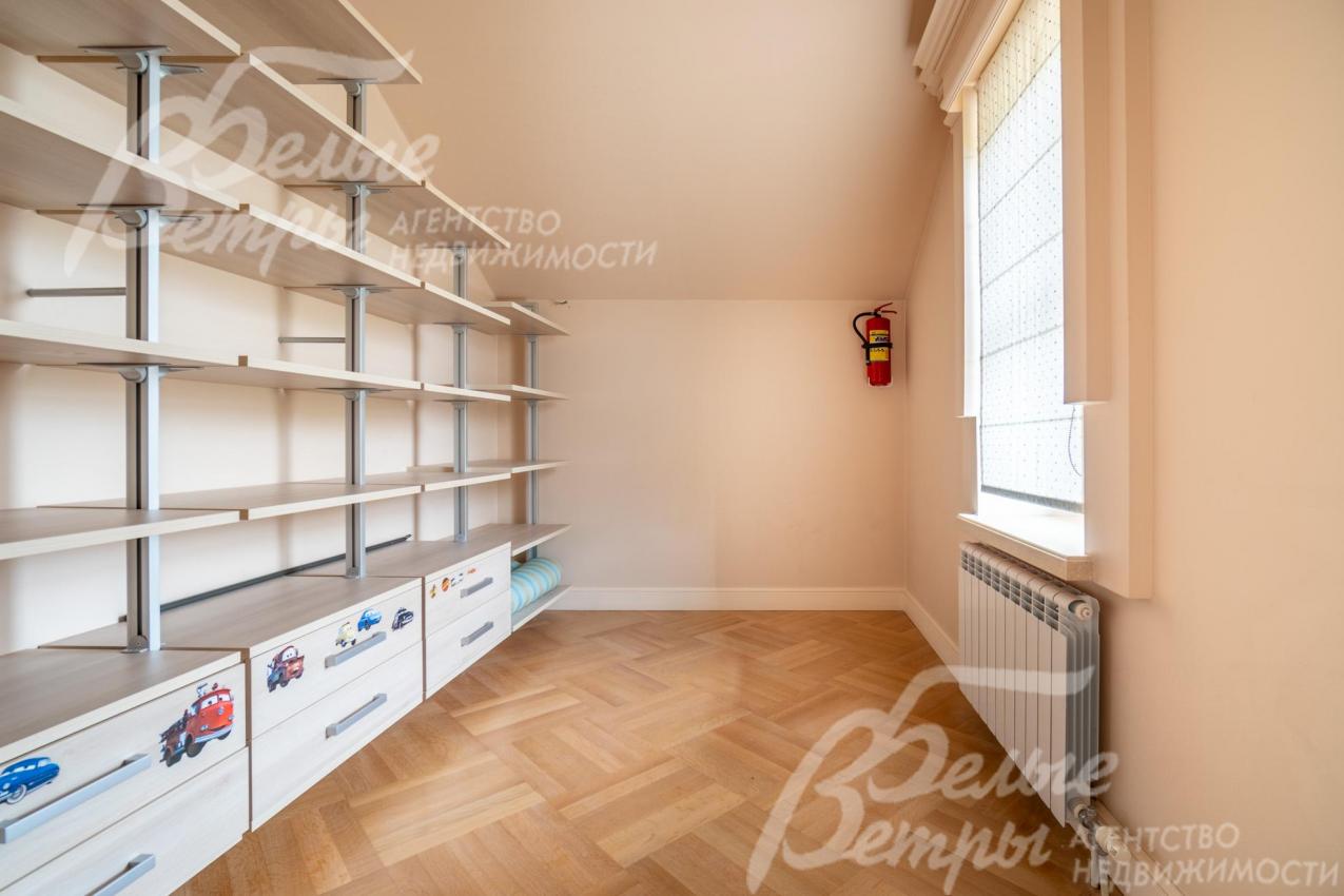 Мебель в гардеробной выполнена на заказ