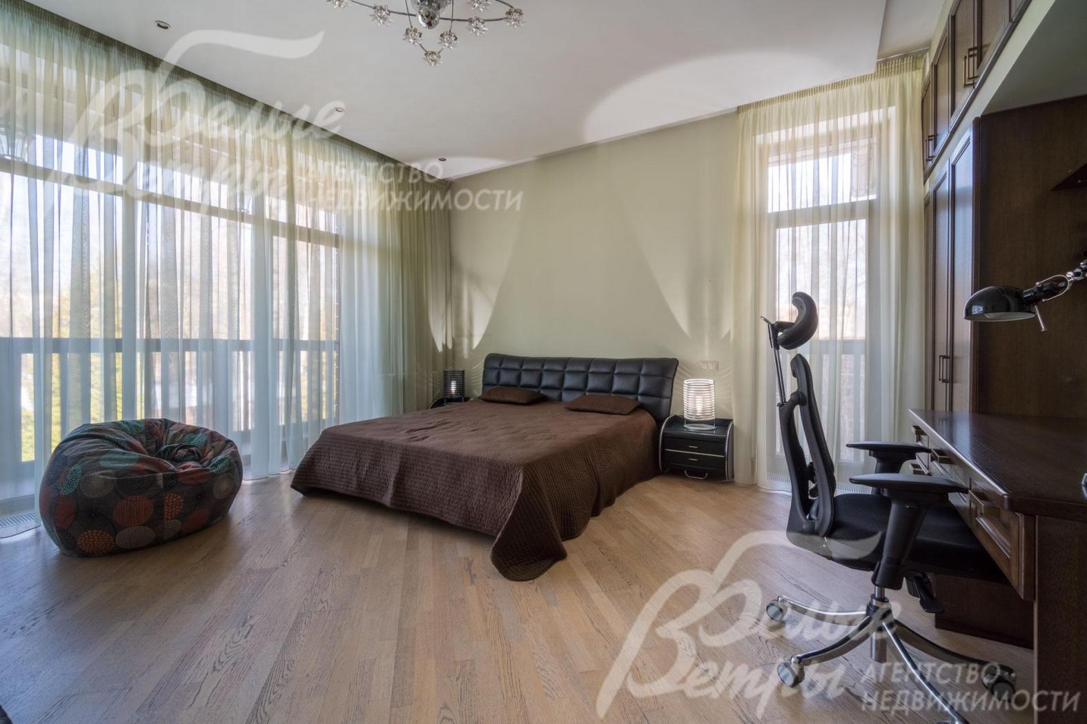 Третья спальня на втором этаже с панорамным остеклением и комфортным рабочим местом