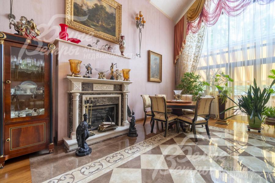 В гостиной установлен камин, облицованный итальянским мрамором