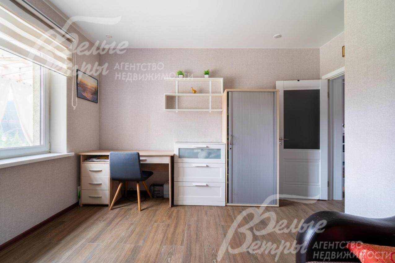 В доме — удобная функциональная планировка: предусмотрено 4 спальни, одна из них расположена на первом этаже