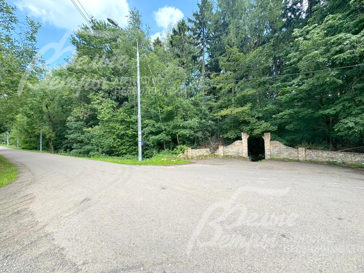 Из поселка выход в лес, в посёлке - широкие асфальтированные дороги до участков