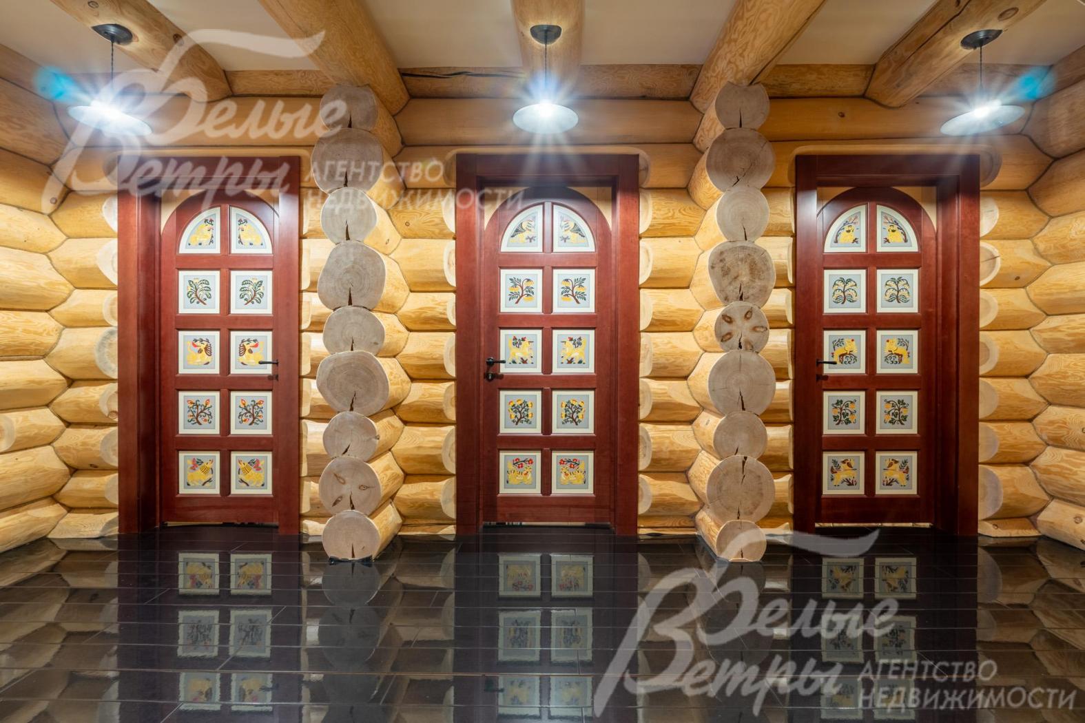 Межкомнатные двери из массива трех сортов дерева (орех, бук и дуб мореный) украшены авторской художественной росписью