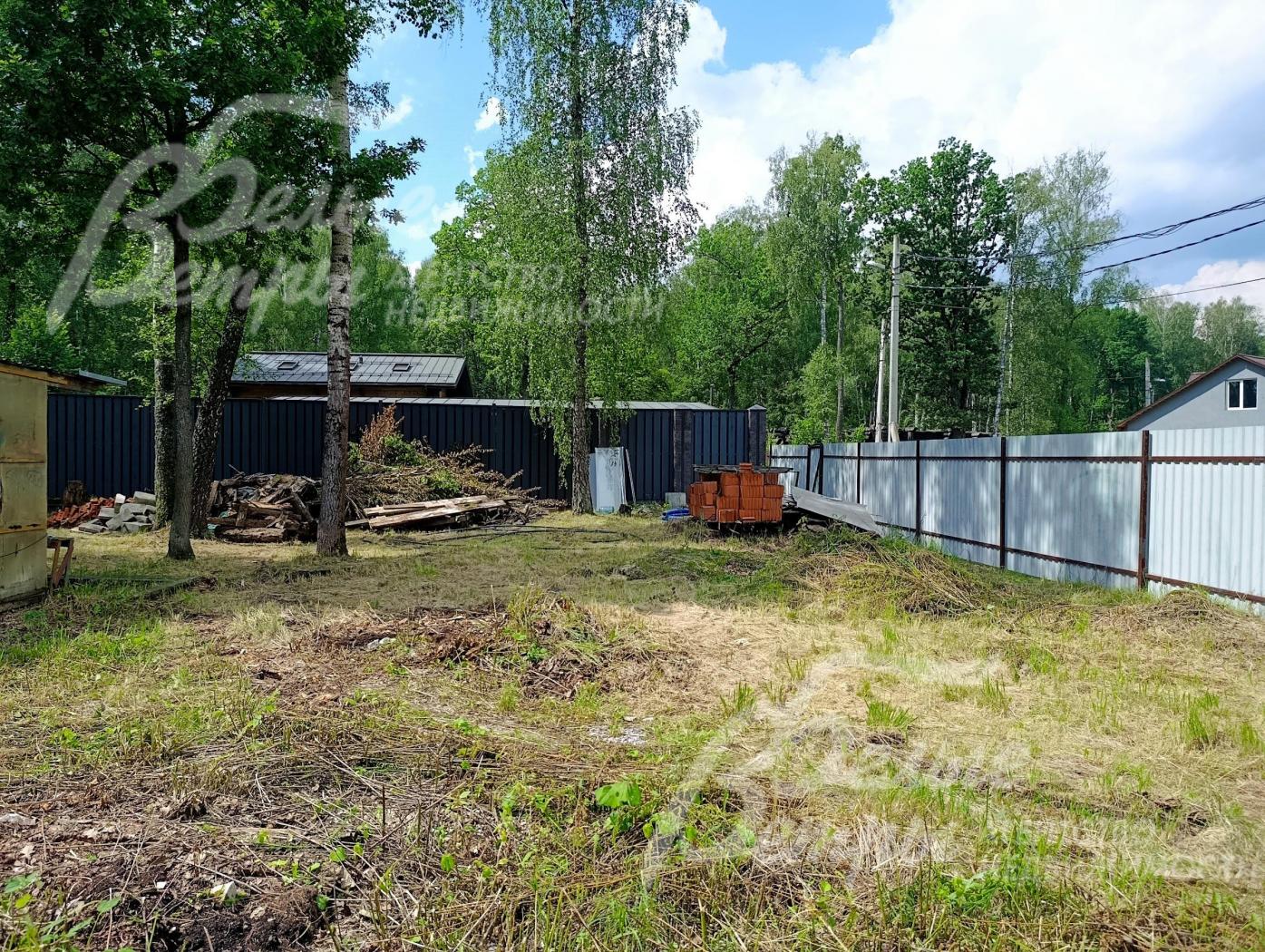 Участок расположен в центре коттеджного посёлка в тихом месте, отдалённом от шума дорог