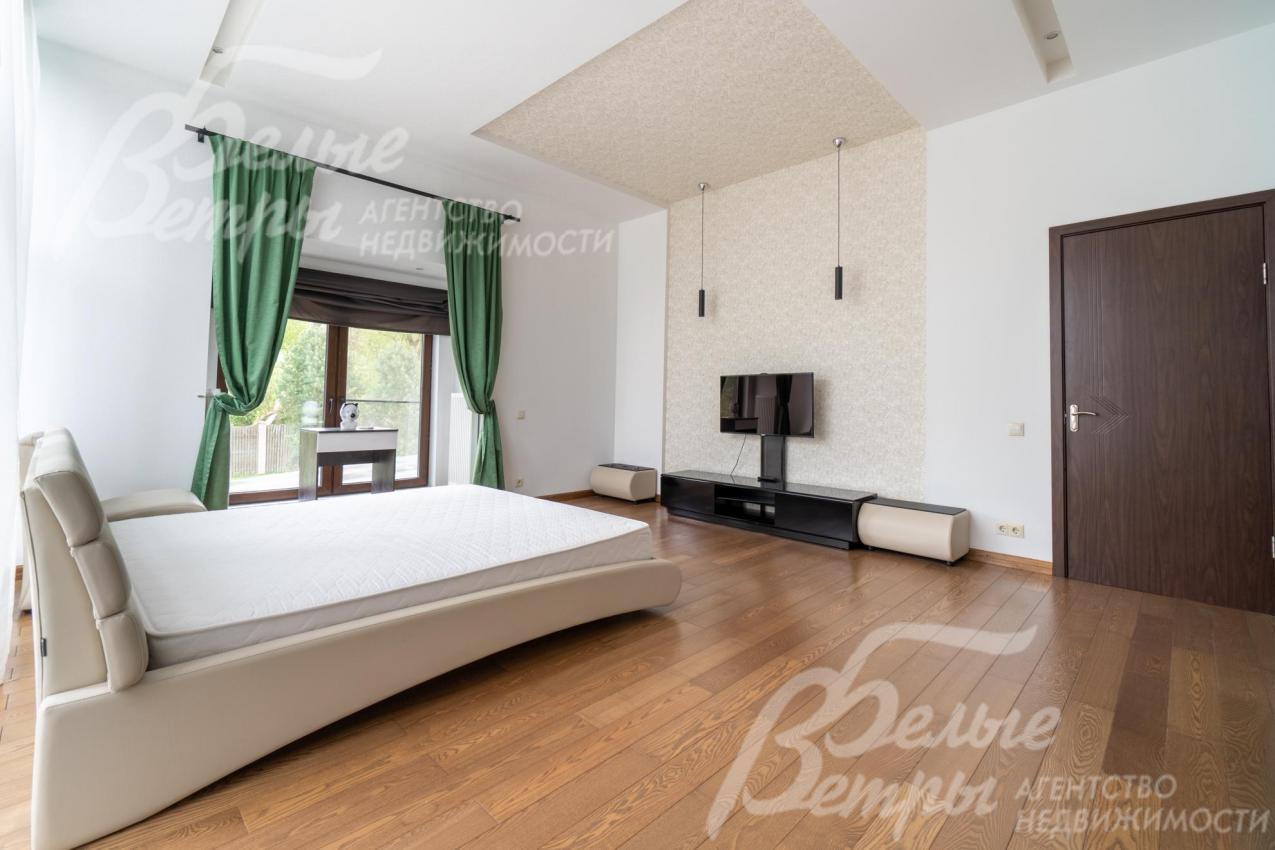 Мастер-спальня с большим окном в светлых тонах в стиле минимализма