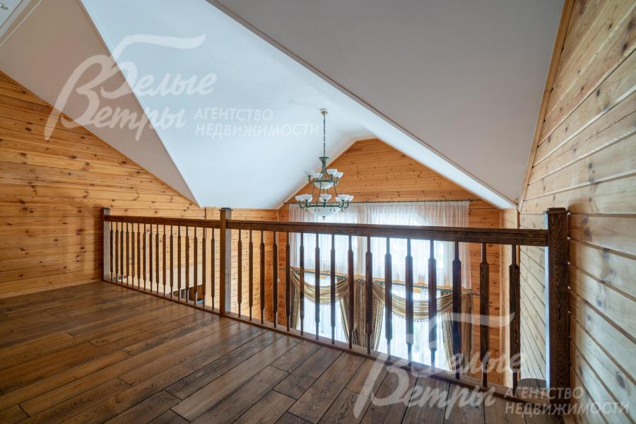 Холл на втором этаже гостевого дома