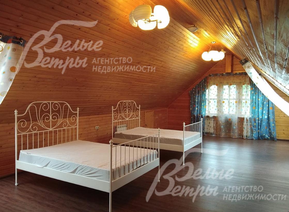 На стенах и потолках брус и вагонка естественного цвета