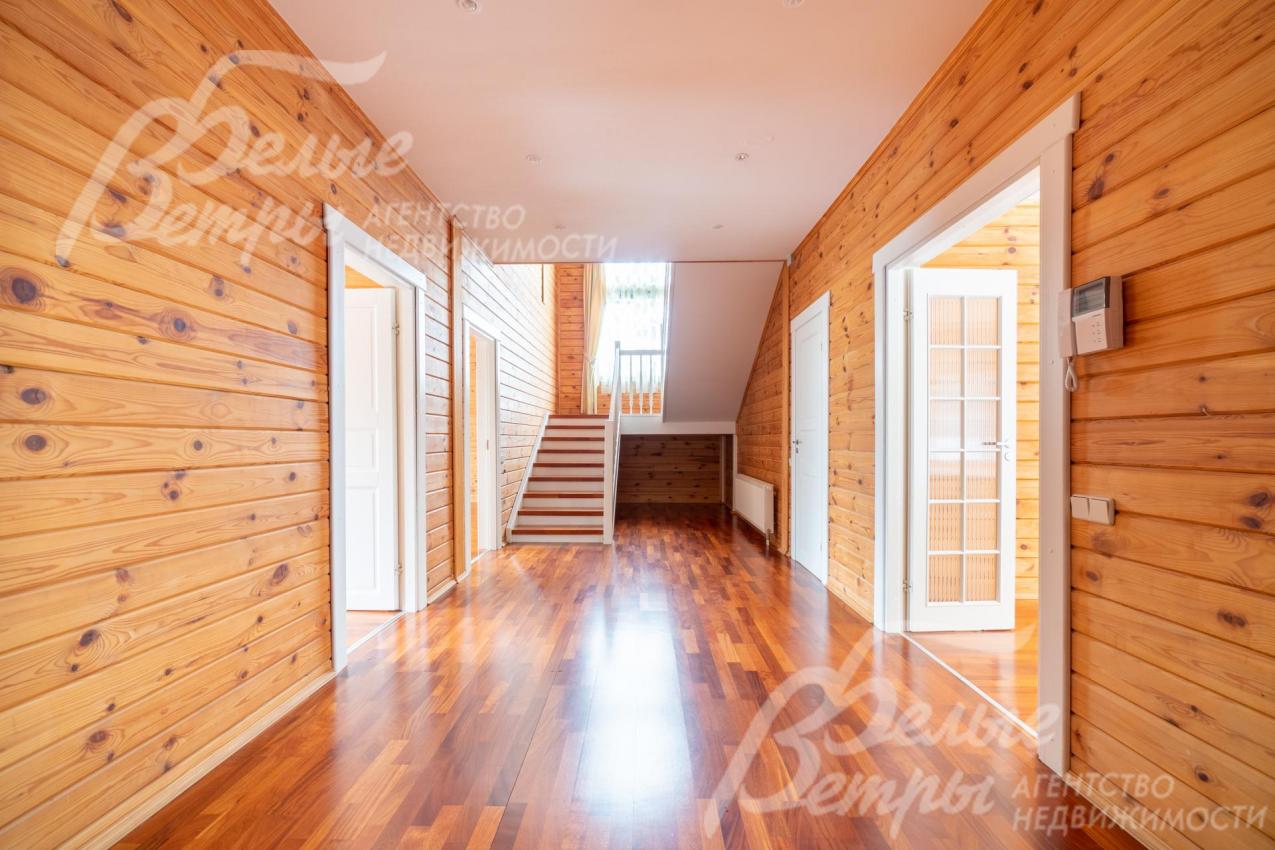 Просторный холл на первом этаже с выходом в спальню и гостиную