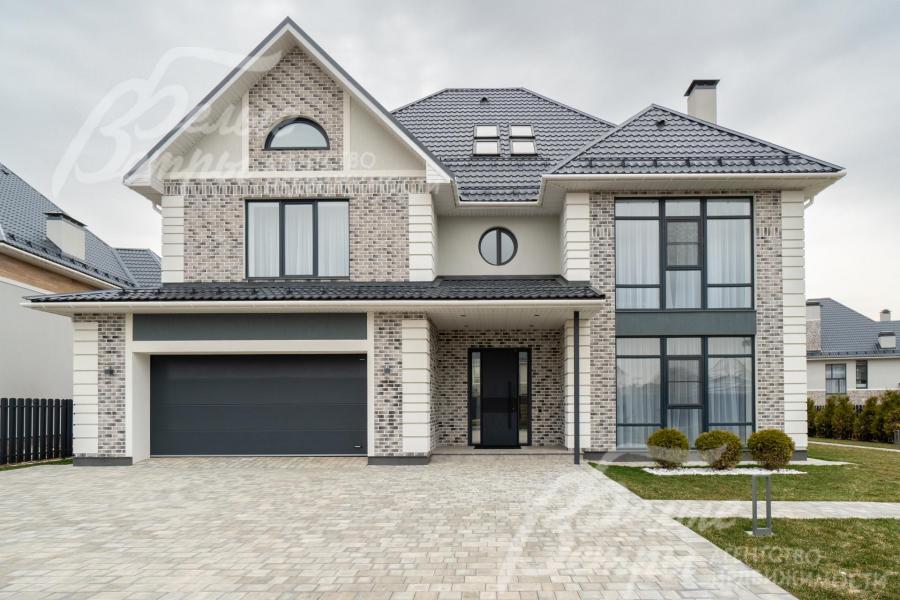 Дом в современном архитектурном стиле с элементами американской классики с панорамным остеклением и отделкой под ключ