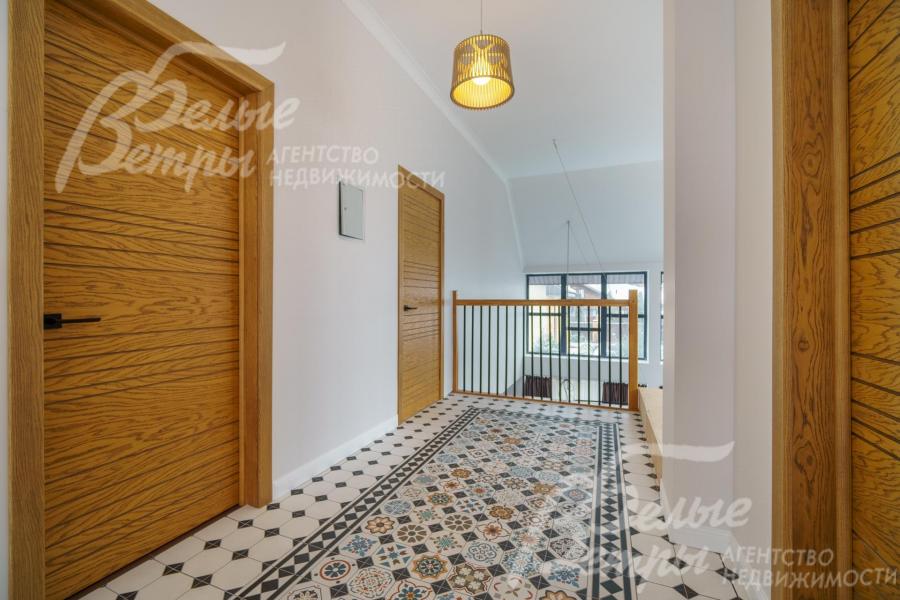 Испанская плитка с ковровым рисунком в холле на 2-м этаже.