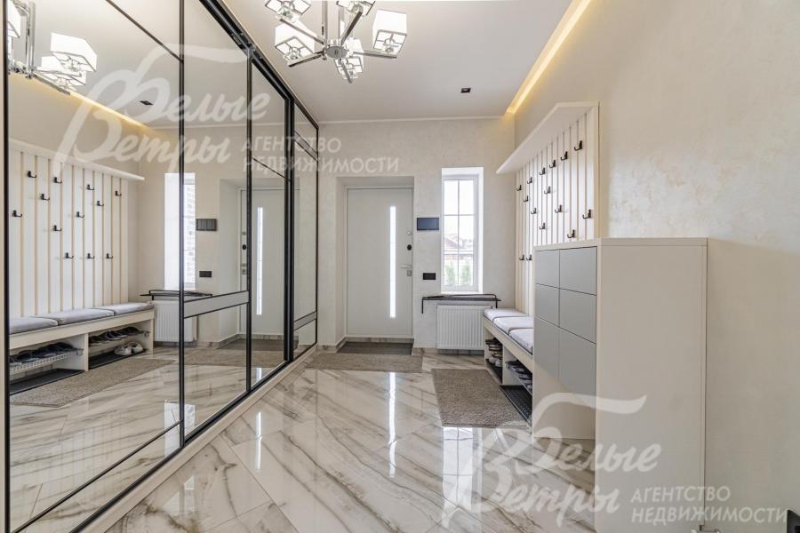 Прихожая с большим встроенным шкафом