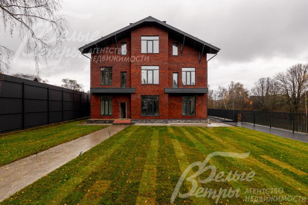 Дом стоит на облагороженном участке, выровненном и освобождённом от деревьев