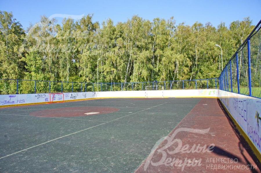 Футбольное поле с покрытием в поселке.