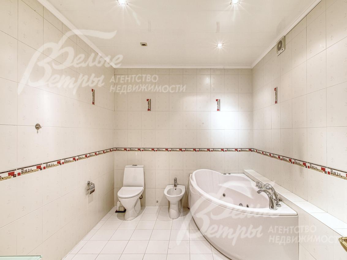 Санузел на втором этаже с угловой ванной