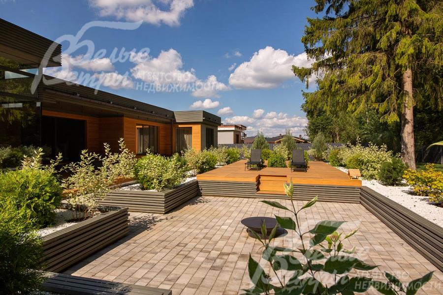 Открытая площадка террасы на приподнятом основании окружена зеленью - идеальное место для отдыха и созерцания