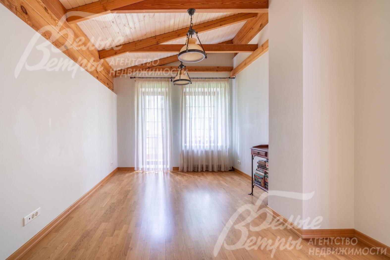 Потолки 2-го этажа также декорированы деревянными балками