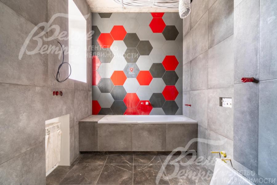 Санузел на 2-м этаже. Во всех санузлах - плитка с тёплым полом, установлена импортная сантехника