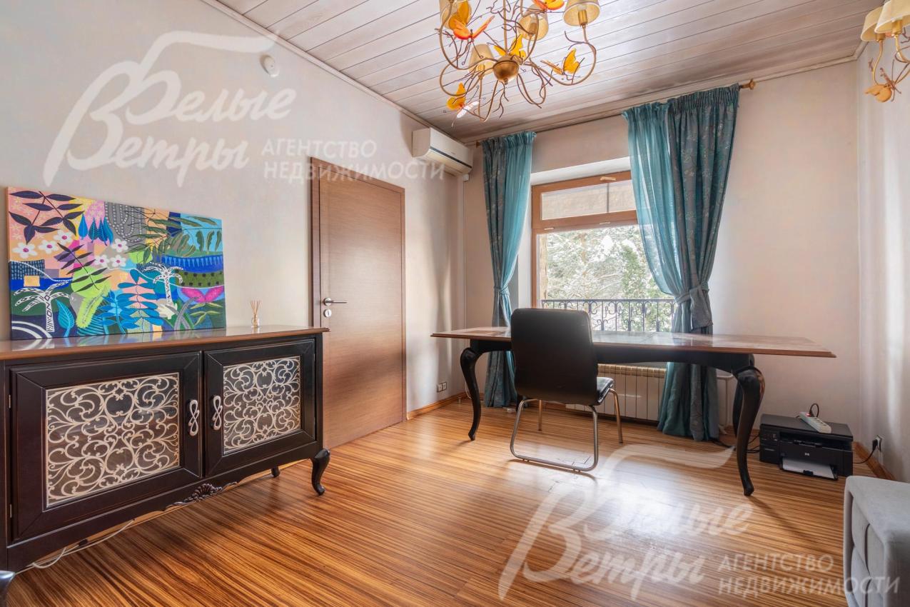 Кабинет расположен на втором этаже. Здесь видовое окно на лес, элегантная итальянская мебель 