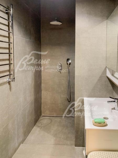 На стенах в санузлах плитка под бетон, качественная сантехника