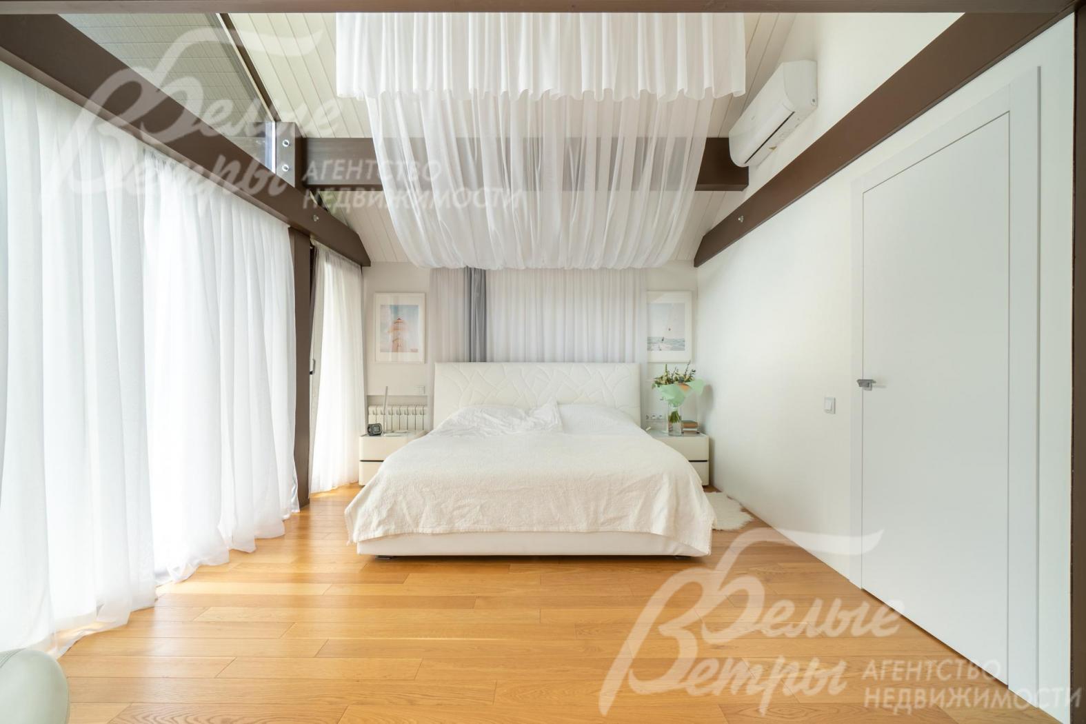 Светлая мастер-спальня на втором этаже в бело-коричневых оттенках