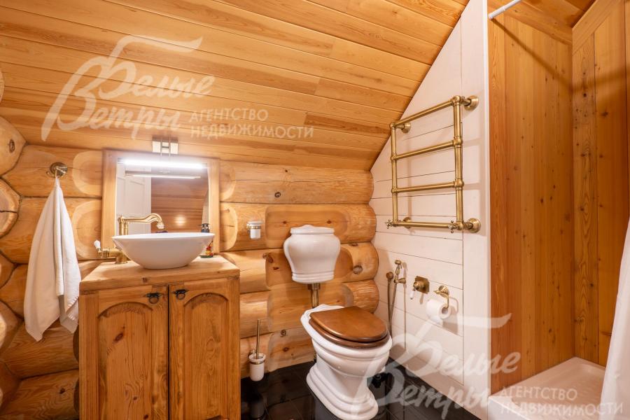 Санузел при одной из спален с душевой и скатным потолком